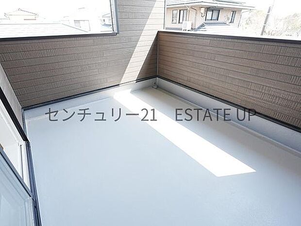 【バルコニー】広々としたバルコニーで夏はBBQもでき、多様にお使いできます。