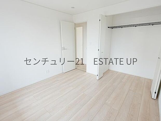 【洋室】クローゼットがあるのですぐに着替えができ便利です♪