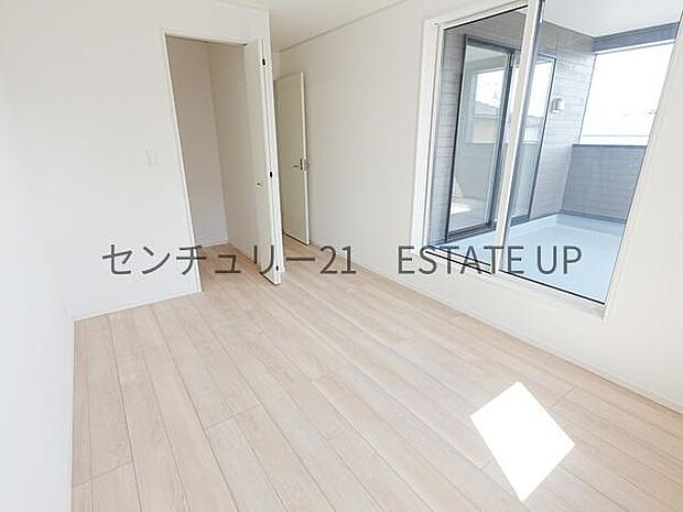 【洋室】バルコニーに出れる洋室です。