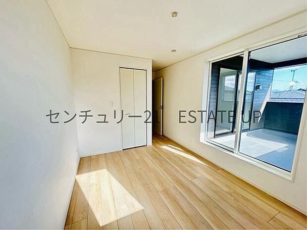 【洋室】バルコニーに出れる洋室です。