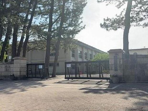 姶良市立重富中学校まで1904m、姶良市立重富中学校(校訓:自主・粘り・礼儀・規律)が近くにあり、粘り強く学び、礼儀を重んじる力を育む安心した教育環境です