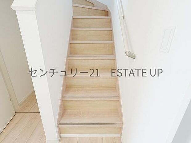 【階段】階段の途中でふと顔を合わせる、そんな日常の一コマが愛おしい。