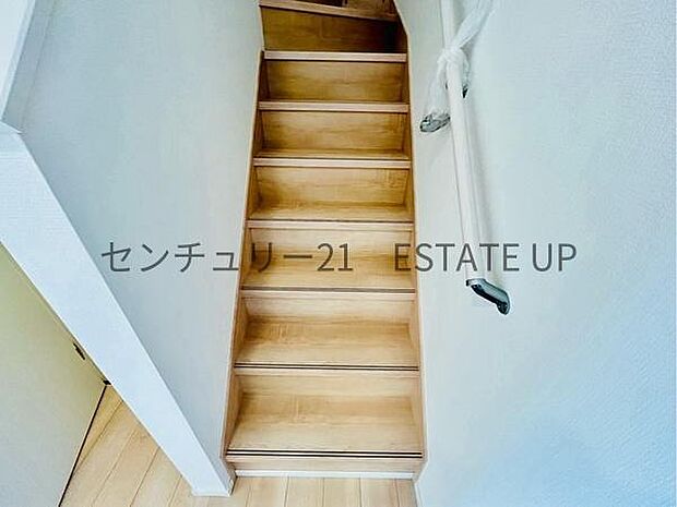 【階段】階段の途中でふと顔を合わせる、そんな日常の一コマが愛おしい。