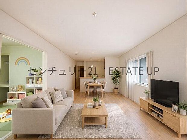 【リビング】リビング空間にキッチン。みんなで食事を楽しめる空間。※ホームステージングしているイメージ図です。