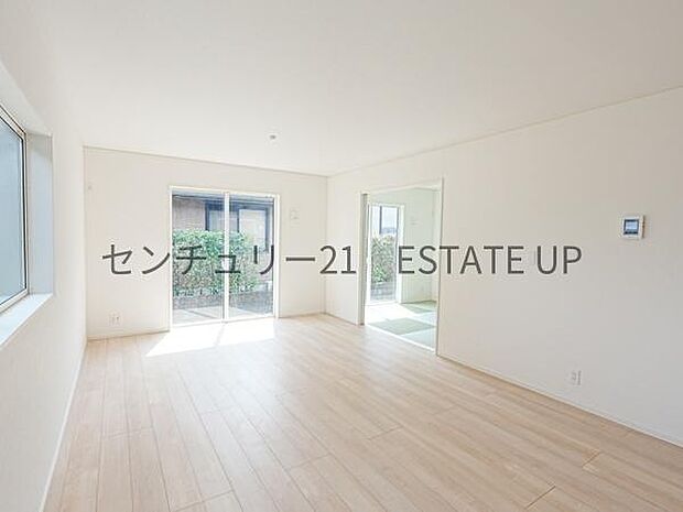 【リビング】リビングに畳の部屋があり来客室やキッズのスペース多様にご使用いただけます。