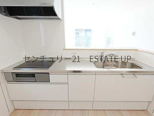 【キッチン】火力の調整が楽で安全性の高い人気のIH。お子様も見守れる対面キッチンです。