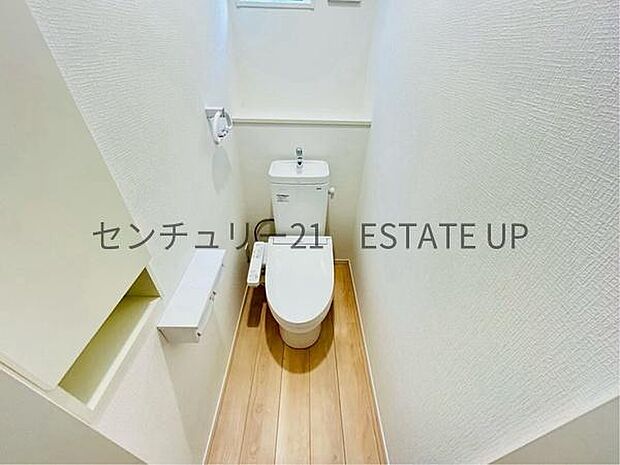 【トイレ】温水洗浄便座付きのトイレです。