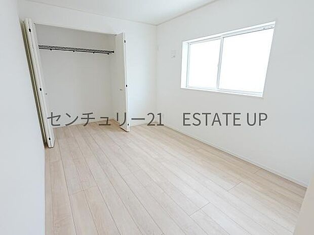 【洋室】収納もあるのでライフスタイルに合わせて、多目的にお使いいただけます。