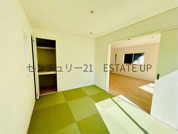 【和室】リビング奥の和室は、思い切りお子様が遊べるキッズスペースにぴったり！