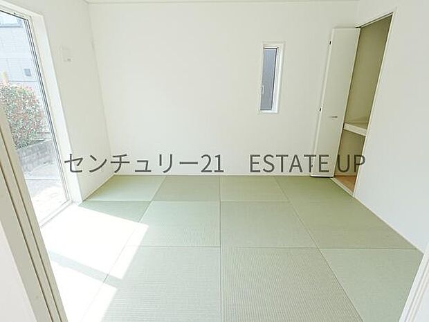 【和室】リビング奥の和室は、思い切りお子様が遊べるキッズスペースにぴったり!