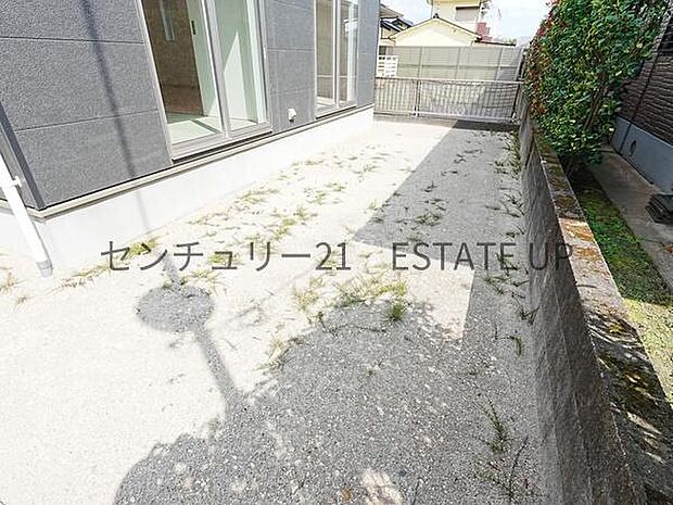 【庭】ガーデニングやお子様の遊びなど多岐にわたってご利用いただけます。