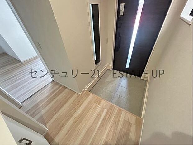 【玄関】シューズボックス・全身鏡もある玄関です。