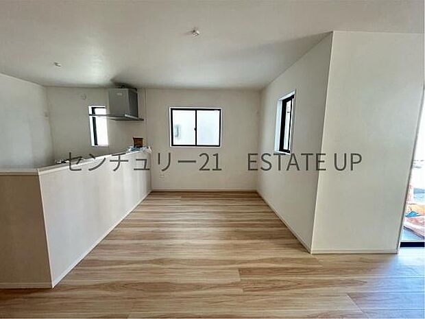 【リビング】キッチン前にスペースがあるのでキッズのスペースを作って料理しながら見守れます♪ダイニングテーブル置いて会話しながら料理も♪