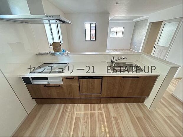 【キッチン】火力の調整が楽で安全性の高い人気のIH。お子様も見守れる対面キッチンです。