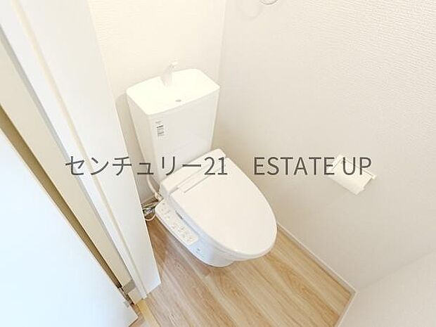 【トイレ】温水洗浄便座付きのトイレです。