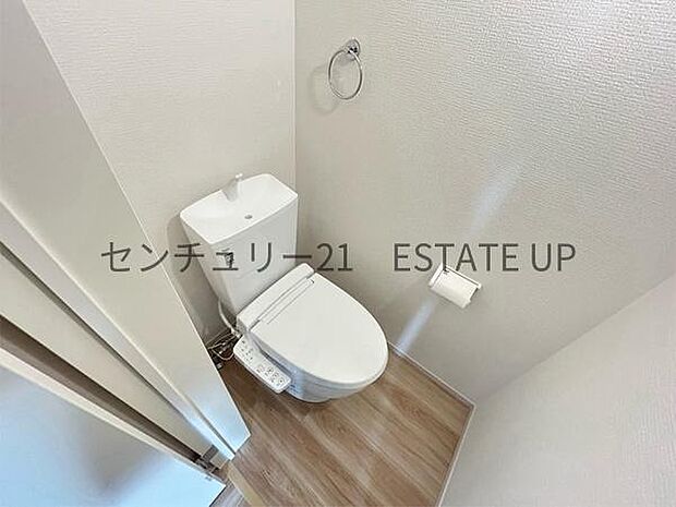【トイレ】温水洗浄便座付きのトイレです。
