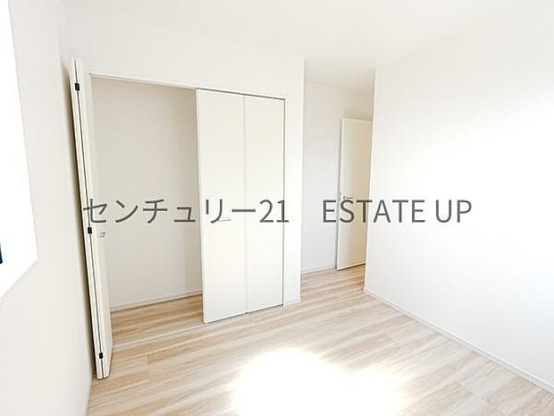 【洋室】収納もあるのでライフスタイルに合わせて、多目的にお使いいただけます。