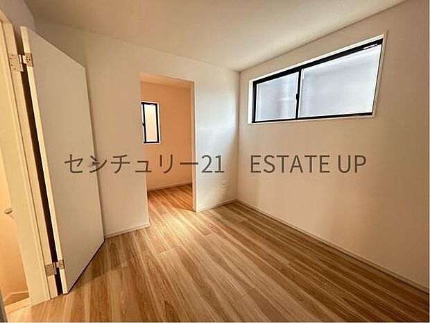 【洋室】収納スペースもあるので広くご活用できます。