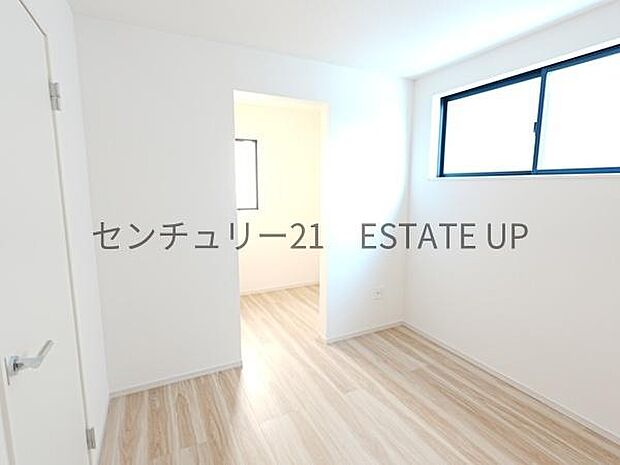 【洋室】収納スペースもあるので広くご活用できます。