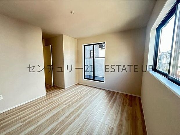 【洋室】バルコニーに出れる洋室です。