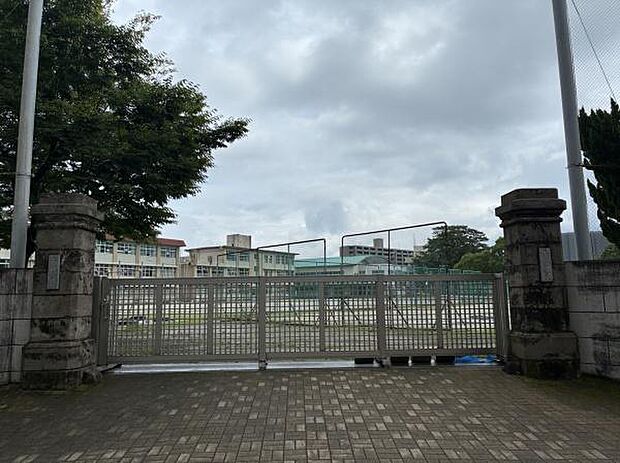 鹿児島市立天保山中学校まで1049m、校訓「自主・好学・友愛・健康」のもと、歴史ある地域と連携し、主体的に学び心身ともにたくましい生徒を育む学校です。