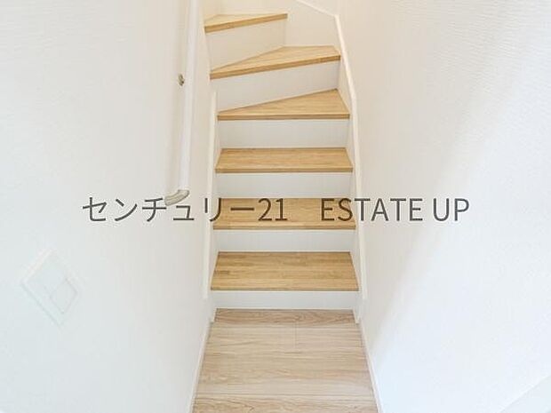 【階段】階段の途中でふと顔を合わせる、そんな日常の一コマが愛おしい。