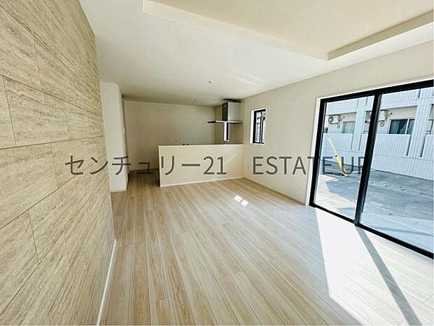 【リビング】心地いい光が差し込みます。過ごしやすいリビングで家族が快適な日々が送れます。