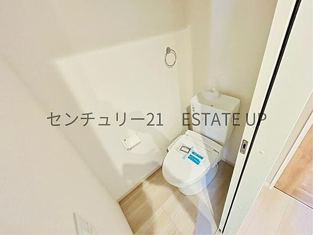 【トイレ】温水洗浄便座付きのトイレです。