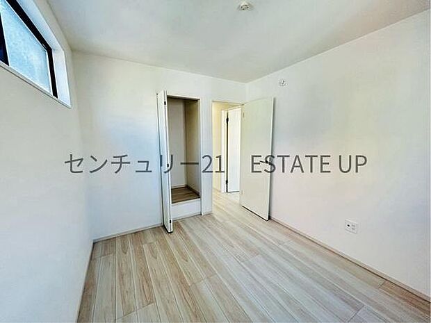 【洋室】収納もあるのでライフスタイルに合わせて、多目的にお使いいただけます。