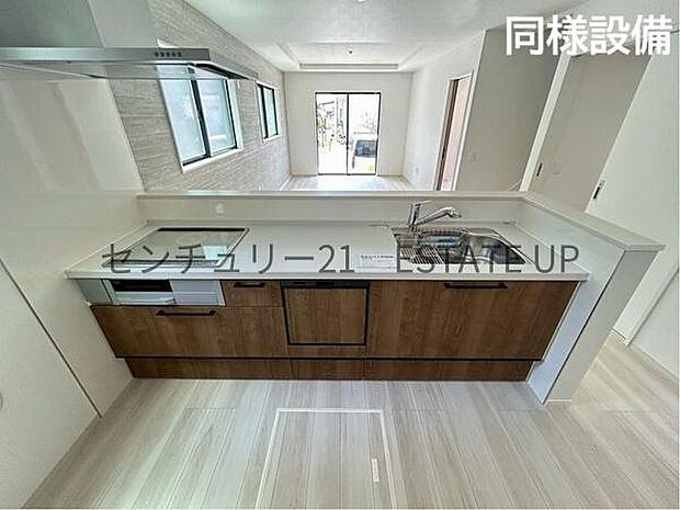 【同様設備　キッチン】火力の調整が楽で安全性の高い人気のIH。お子様も見守れる対面キッチンです。※画像反転しています。