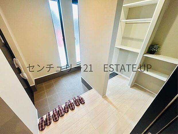 【玄関】シューズボックスもある玄関です。