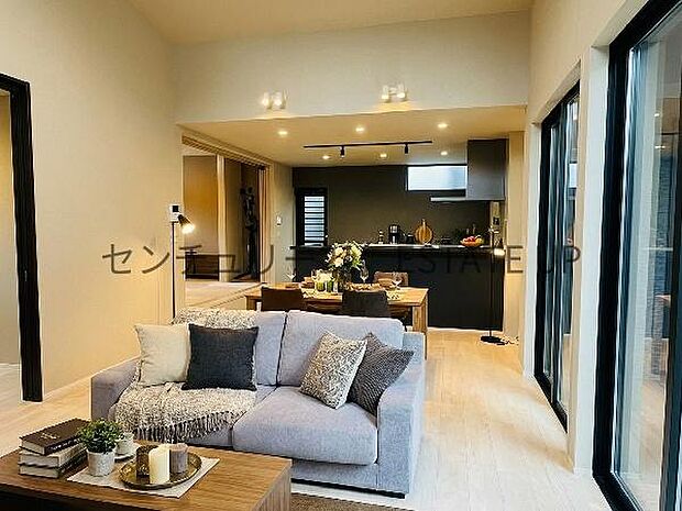 【リビング】広々としたリビング空間で、キッチンもあり家族団らんや来客時にもゆったり過ごせる心地よい空間。