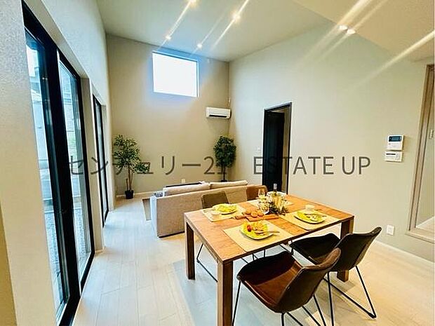 【リビング】お好きなインテリアなどを飾って、ご家族で安らげる癒しの空間をお作りいただけます。