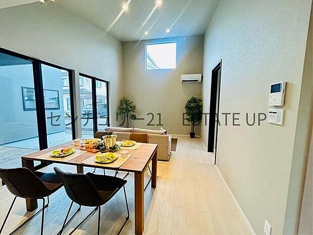 【リビング】大きな窓から明るい陽光が差し込み、ご家族皆様でゆったりとお過ごしいただけるリビングです。