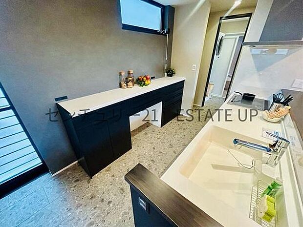 【キッチン】背面は、家電置き場としてもご利用いただけます。作業スペースにもなるため、ご家族やご友人と料理をする際などに重宝しそうです。