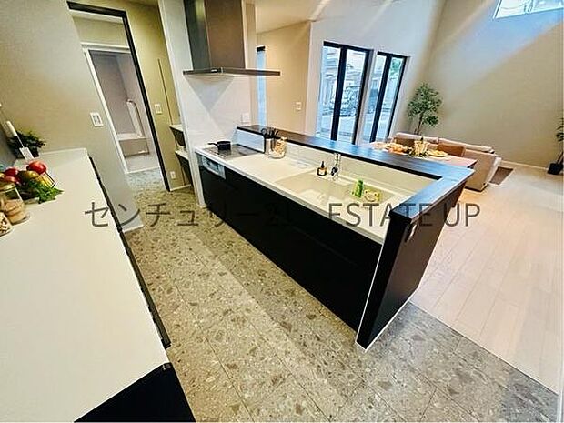 【キッチン】解放感に優れているオープンキッチン