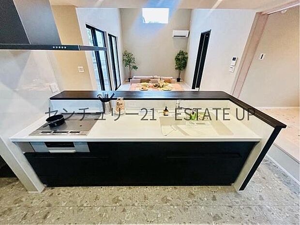 【キッチン】火力の調整が楽で安全性の高い人気のIH。お子様も見守れる対面キッチンです。