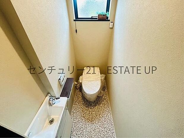 【トイレ】トイレ内に手洗いスペースを完備で鏡も置いてオシャレに。