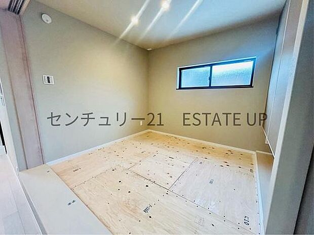 【洋室】キッチン横にある洋室。畳に変えて和室にも♪料理しながらお子様を見守れて安心。