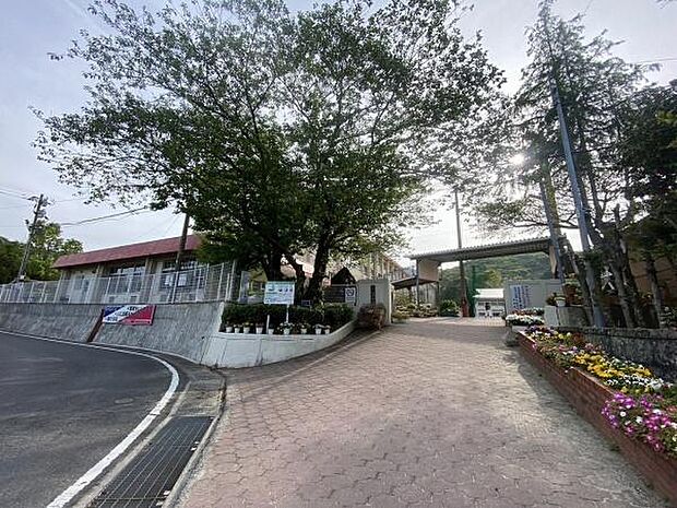 鹿児島市立福平中学校まで1418m、鹿児島市立福平中学校(校訓:自主・好学・誠実・健康)がすぐそばにあり、自ら進んで学び、真心と責任を大切にする教育環境