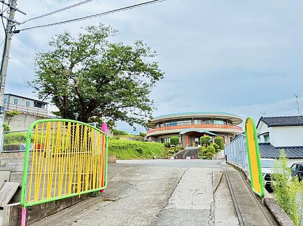 認定こども園ひかりやま保育園まで1462m、周辺に保育園があり、子育て中のご家庭も安心して暮らせる住環境です。