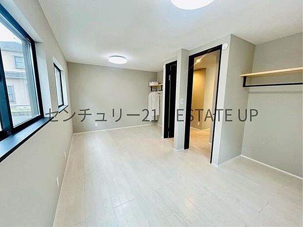 【洋室】収納もあるのでライフスタイルに合わせて、多目的にお使いいただけます。