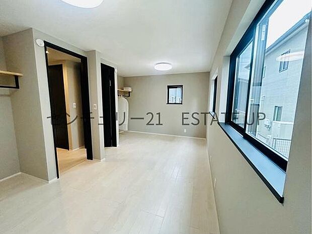 【洋室】窓がついていることで日中も明るくお部屋で過ごせます。