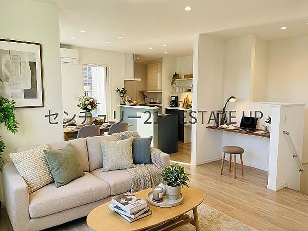 【リビング】リビング空間にキッチン。みんなで食事を楽しめる空間。※ホームステージングしているイメージ図です。