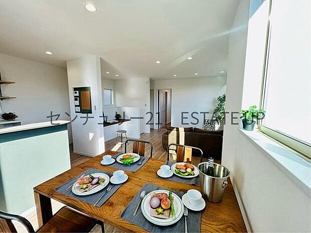 【リビング】心地いい光が差し込みます。過ごしやすいリビングで家族が快適な日々が送れます。