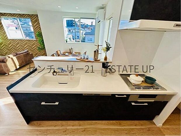 【キッチン】火力の調整が楽で安全性の高い人気のIH。お子様も見守れる対面キッチンです。