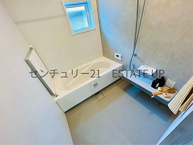 【バス】1日の疲れを癒してくれる広々としたバスルーム。