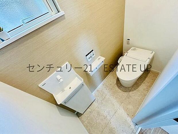 【トイレ】トイレ内に手洗いスペースを完備で鏡も置いてオシャレに。