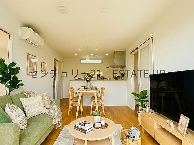 【リビング】リビング空間にキッチン。みんなで食事を楽しめる空間。※ホームステージングしているイメージ図です。