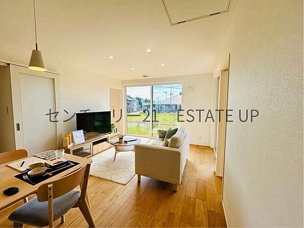 【リビング】心地いい光が差し込みます。過ごしやすいリビングで家族が快適な日々が送れます。